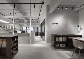 時(shí)尚裸設(shè)計(jì)無(wú)限延伸 玻璃、層板展示收納創(chuàng)造簡(jiǎn)約現(xiàn)代工作室 